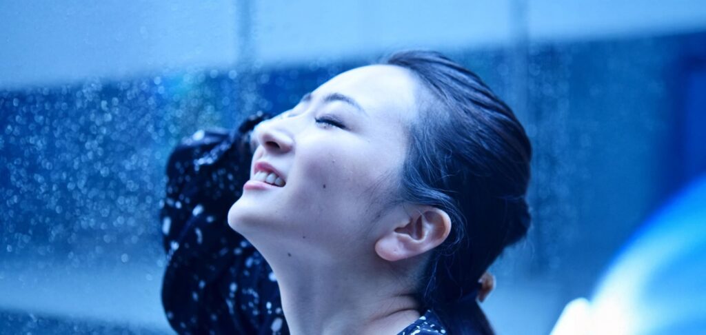 Smiling businesswoman in the rain symbolising optimism and leadership for a market entry project led by an interim general manager.