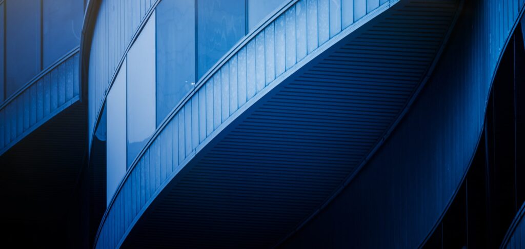 Curved architectural structure symbolising adaptability and resourcefulness in finance.